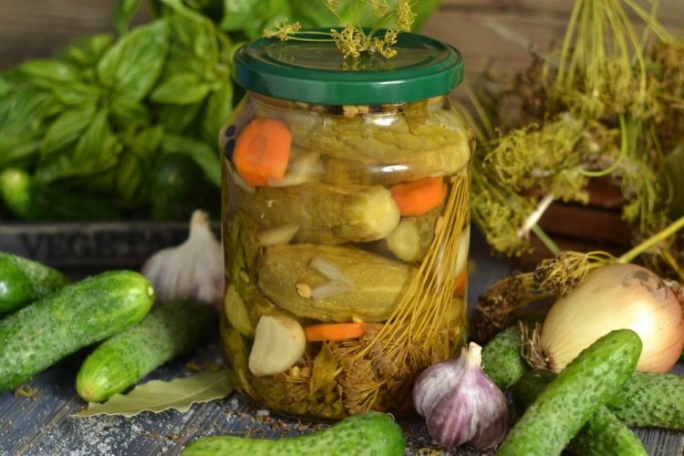 Pepinos con zanahoria, ajo, eneldo y albahaca