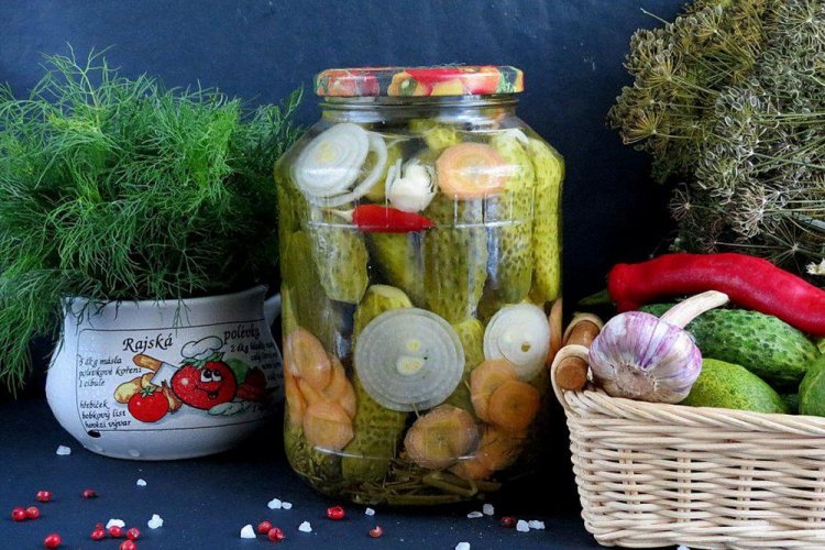 Pepinos con zanahoria, cebolla y chile