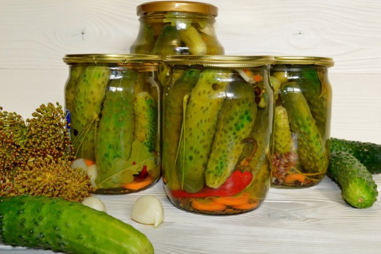 Pepinos con ajo, chile y hojas de roble