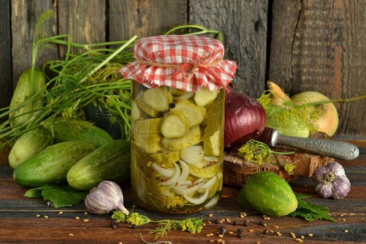 Pepinos en trozos con cebolla para el invierno