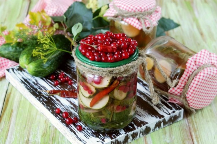Pepinos en trozos con chile y grosella roja
