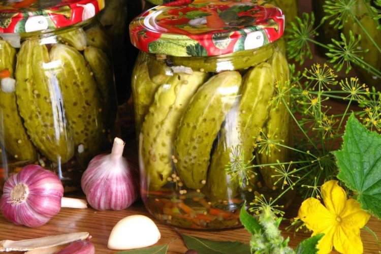 Pepinos con zanahoria, pimiento morrón y ajo