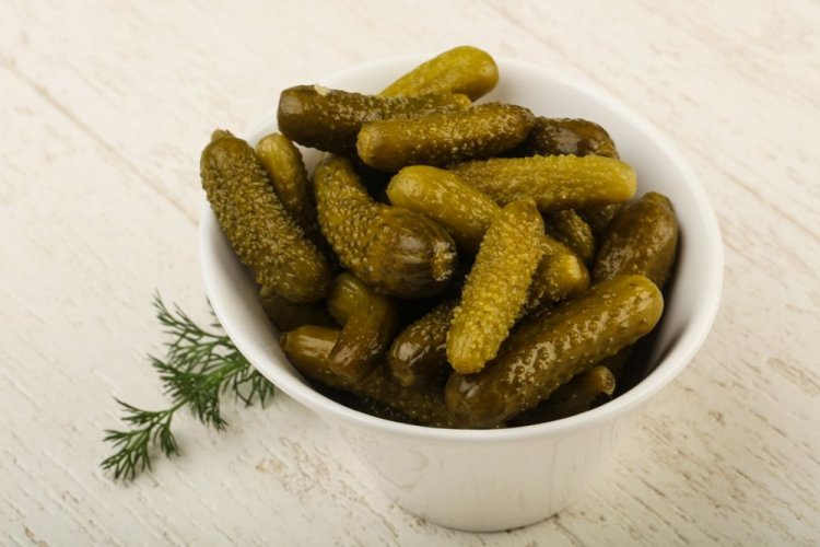 Pepinos con raíz de rábano picante y ajo