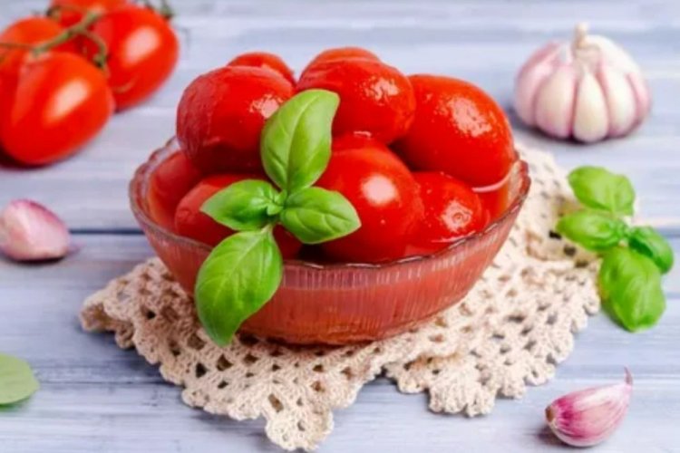 Tomaten im eigenen Saft mit Zitronensaft und Olivenöl