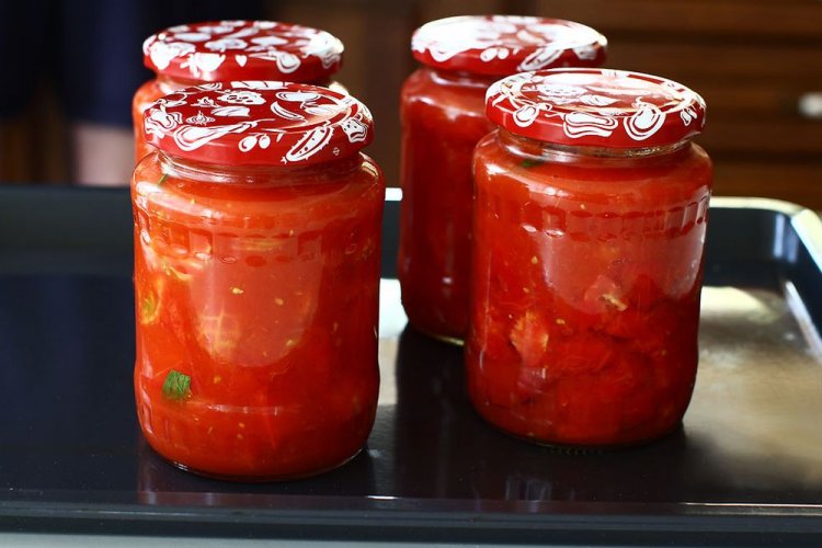 Tomatenstücke im eigenen Saft mit Kräutern