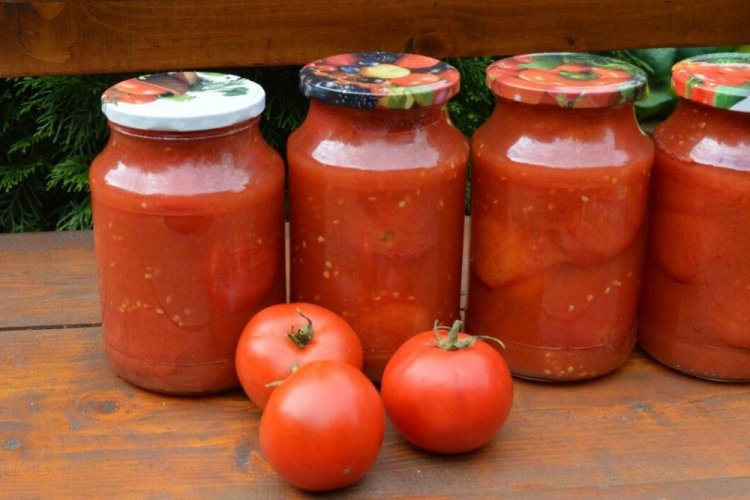 Tomatenstücke im eigenen Saft mit Essig und Zucker