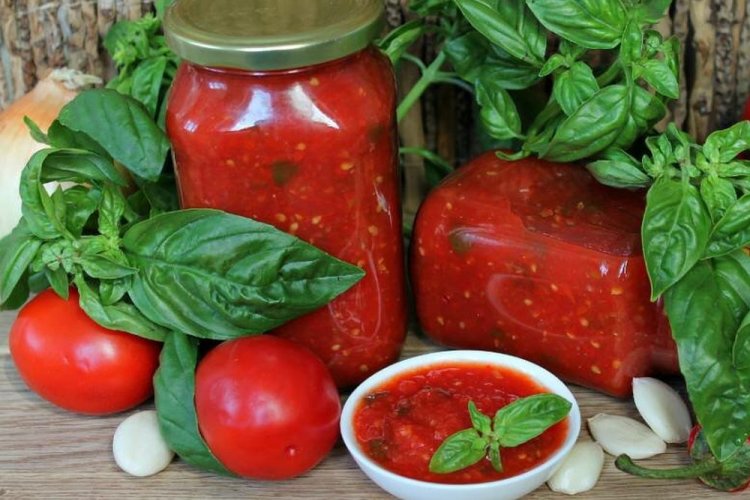 Tomaten im eigenen Saft mit Knoblauch und Basilikum