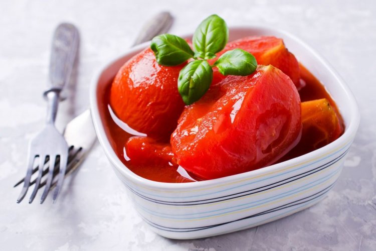 Tomatenstücke im eigenen Saft für den Winter