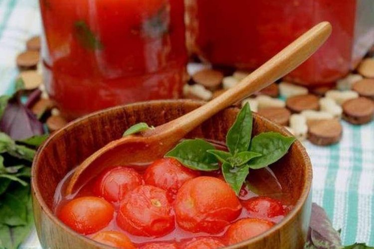 Tomaten im eigenen Saft mit Basilikum und Koriander