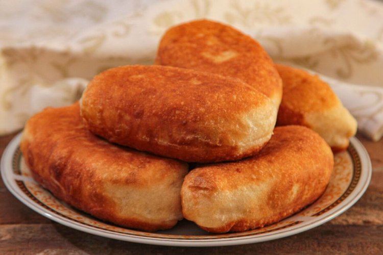 Pasteles de fresa con levadura seca y agua mineral