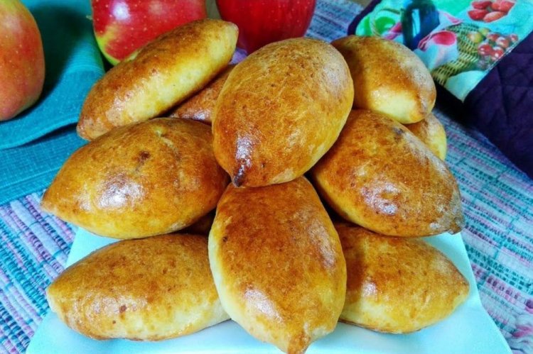 Pasteles de levadura con fresas, manzanas y canela al horno