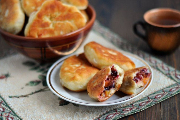Pasteles de fresa y cereza fritos