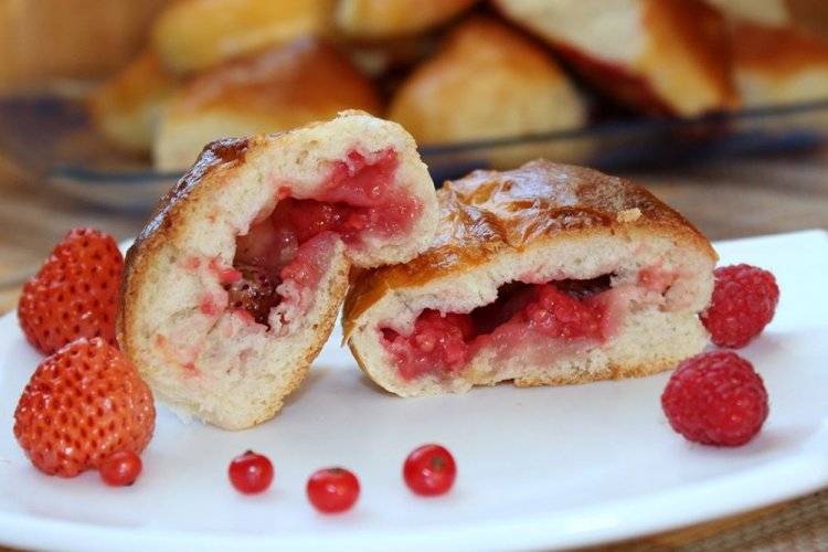 Pasteles dulces de fresa y grosella