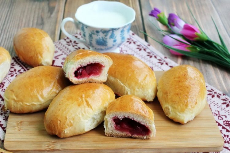 Pasteles de fresa y cereza al horno