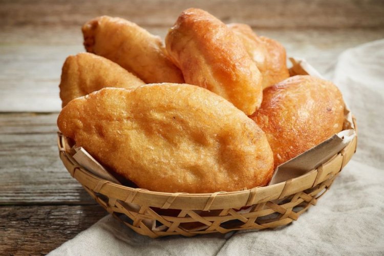 Pasteles de fresa con agua hirviendo