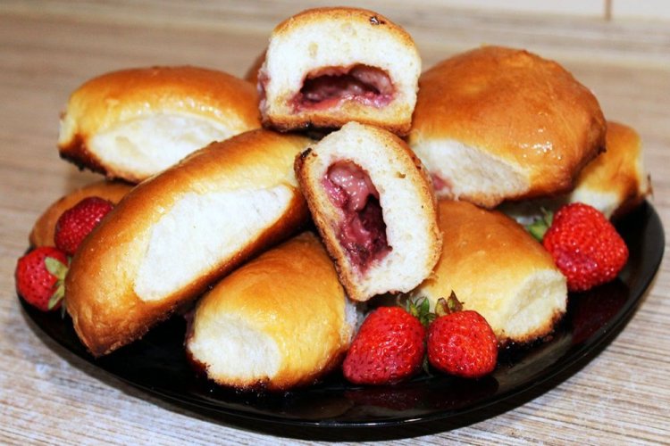 Pasteles de fresa con levadura seca y crema