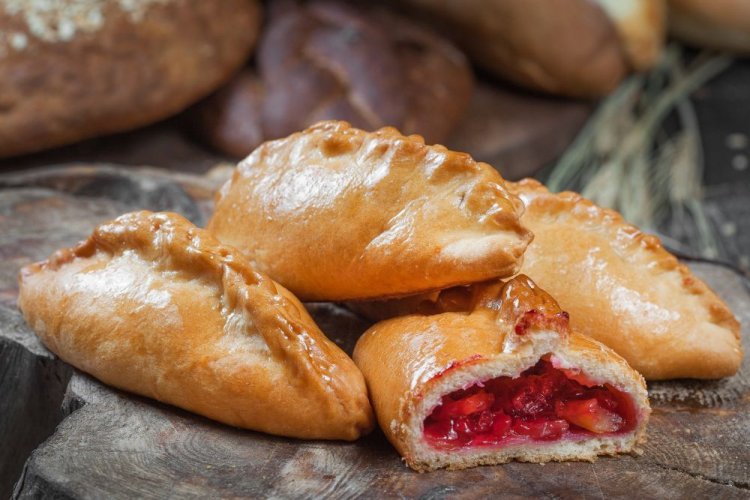Pasteles de fresa y manzana