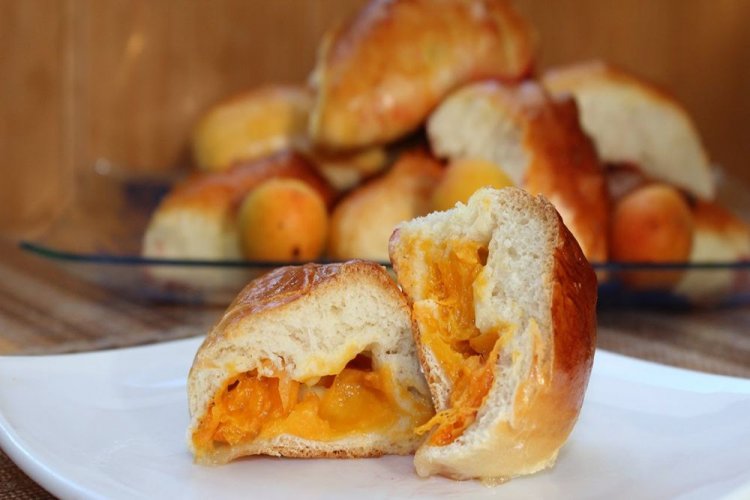 Empanadillas de albaricoque con levadura prensada