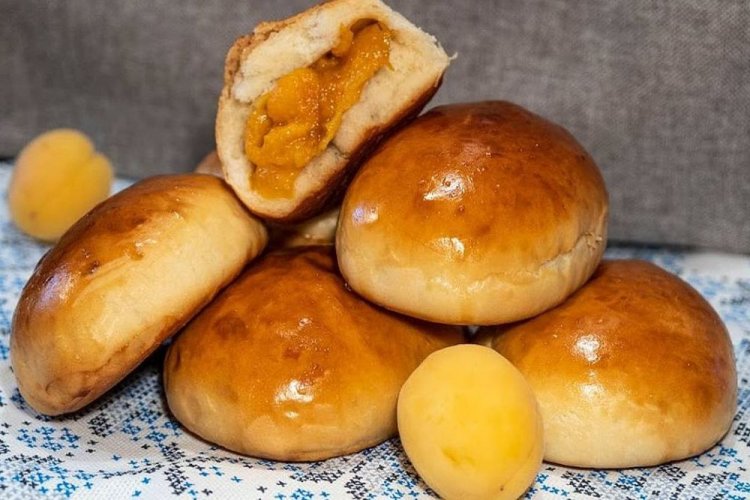 Empanadillas dulces de albaricoque con levadura y manteca de cerdo