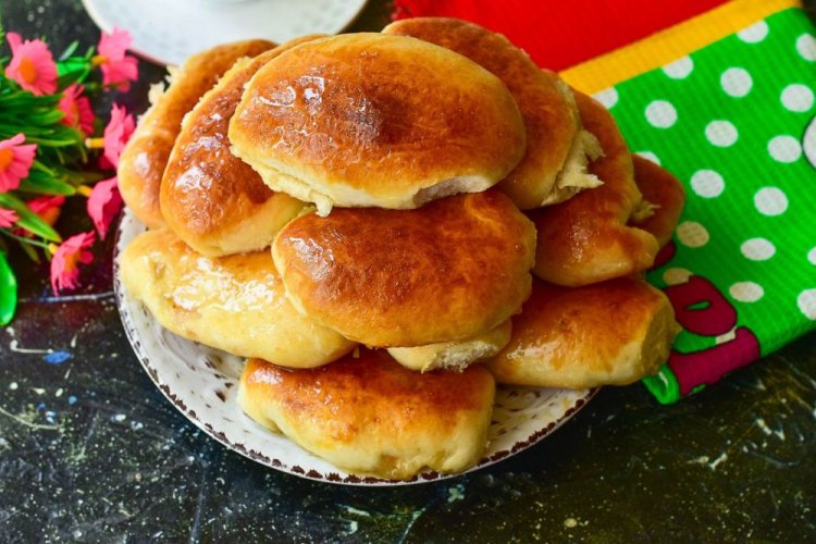 Empanadillas de albaricoque con levadura fresca y agua mineral