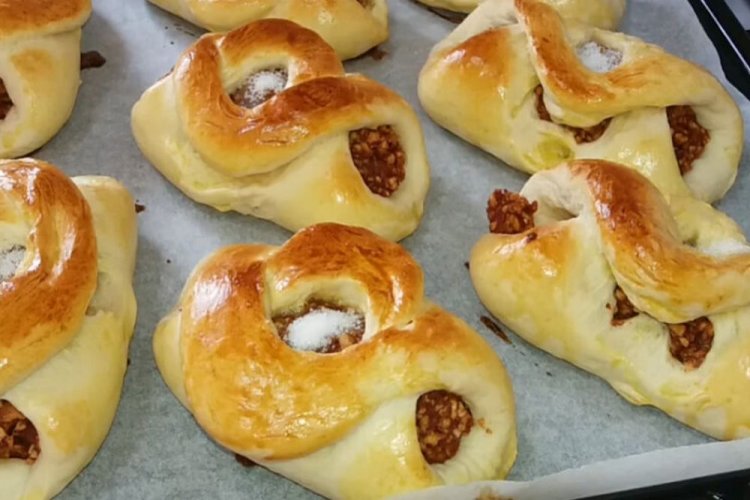 Empanadillas con nata, albaricoques y nueces