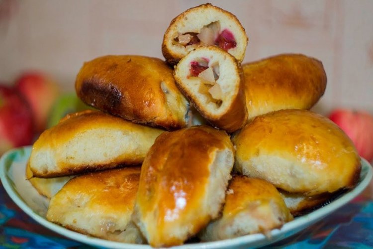 Empanadillas dulces con albaricoques, manzanas y cerezas