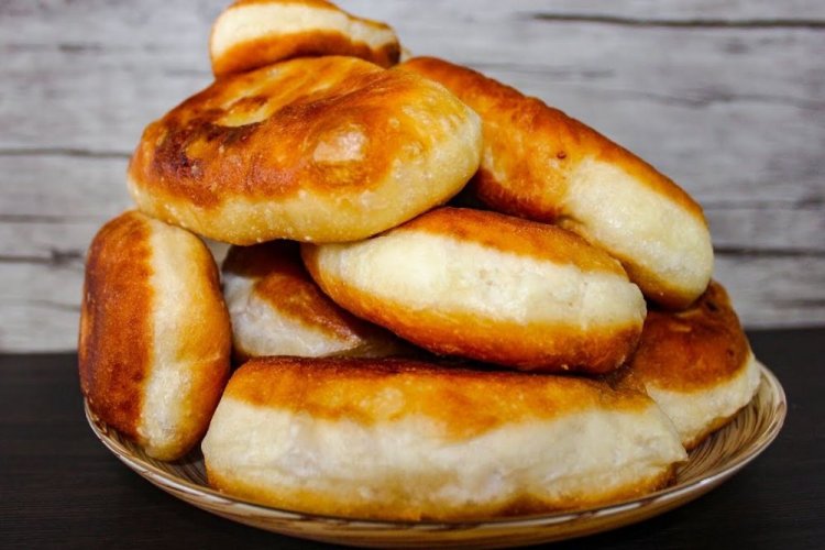 Empanadillas de levadura con albaricoques y fresas en sartén