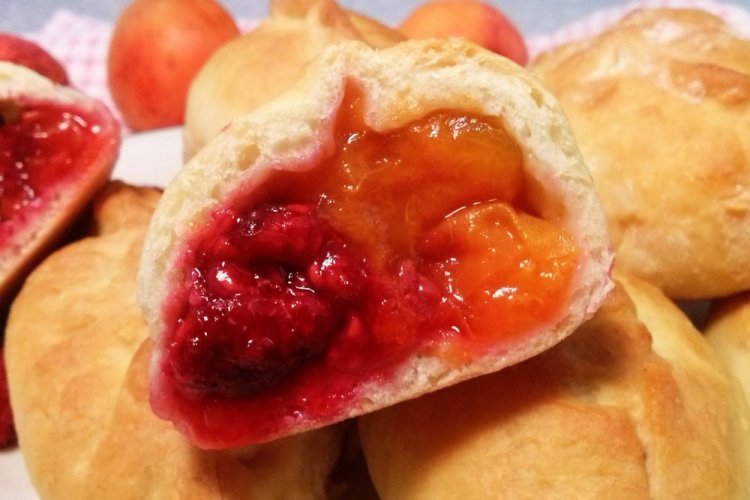 Empanadillas con frambuesas y albaricoques al horno