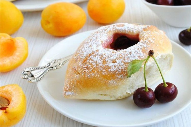 Empanadillas aireadas con albaricoques y cerezas