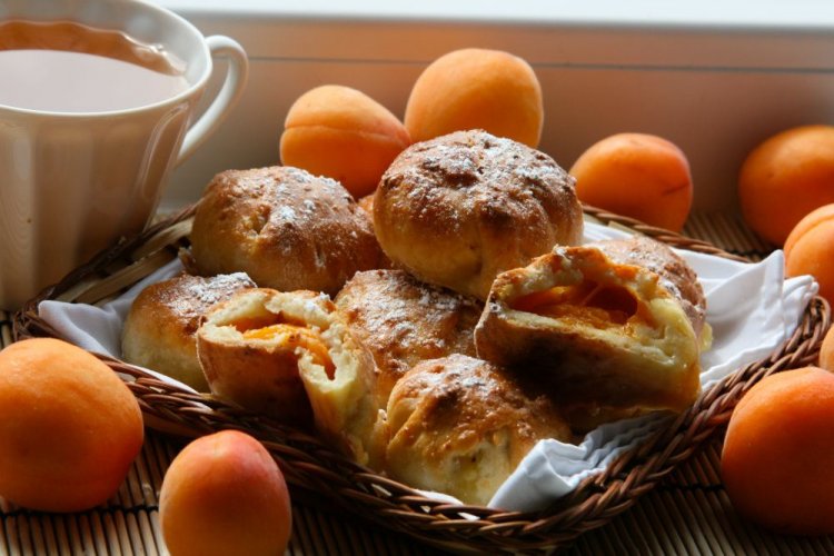 Empanadillas de requesón con albaricoques al horno