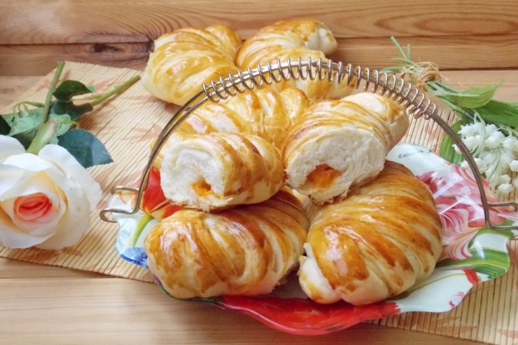 Empanadillas de albaricoque con leche cocida