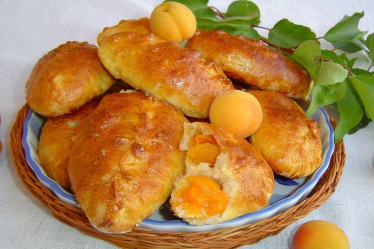 Empanadillas de albaricoque con suero de leche