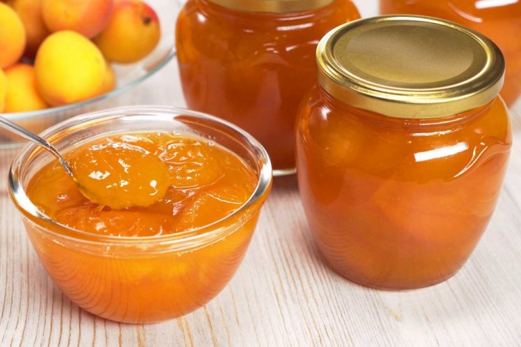 Albaricoques en jugo recién exprimido para el invierno