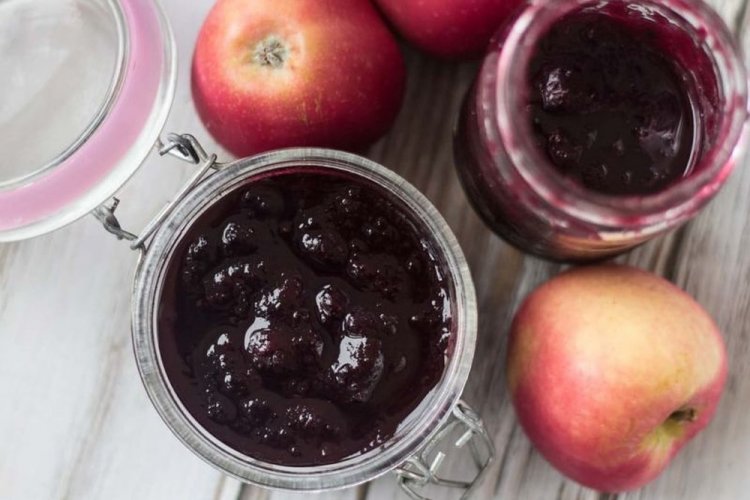 Mermelada de arándanos y manzanas de cinco minutos