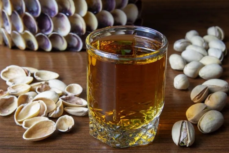 Licor de grosella con cáscara de pistacho