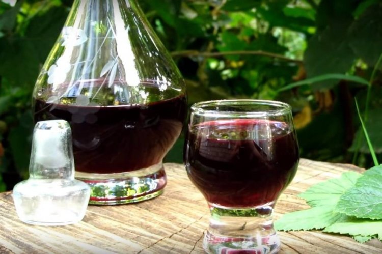 Licor de grosella con virutas de roble
