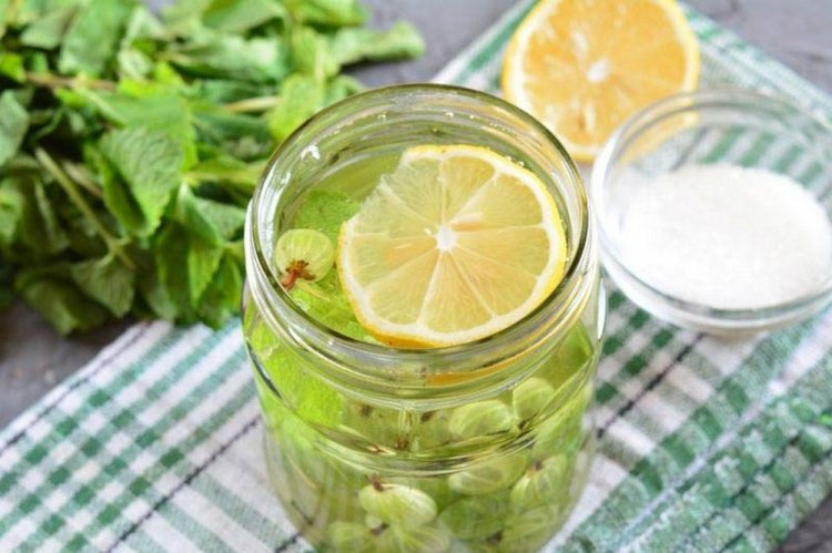 Licor de grosella con limón y menta