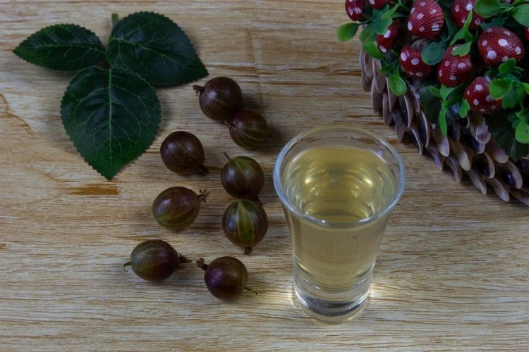 Licor de grosella con aguardiente casero