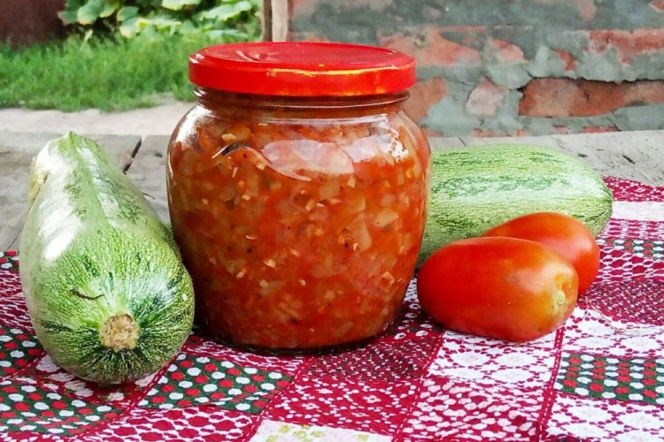 Pisto de calabacín con tomates y chirivía para el invierno