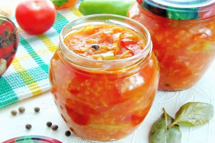 Pisto de calabacín con tomates y pasta de tomate para el invierno