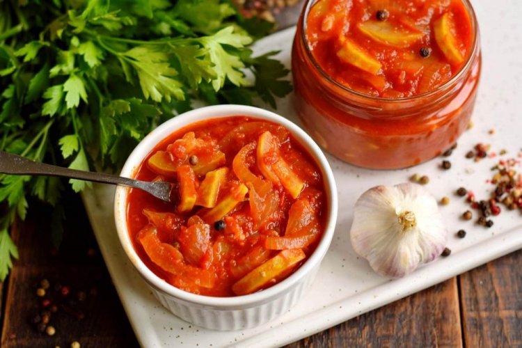 Pisto con calabacines, pimiento morrón y zumo de tomate