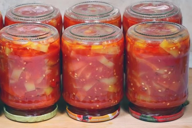 Pisto de calabacín, pimiento morrón y manzanas