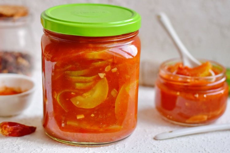 Pisto de calabacín con pimiento picante y zumo de tomate