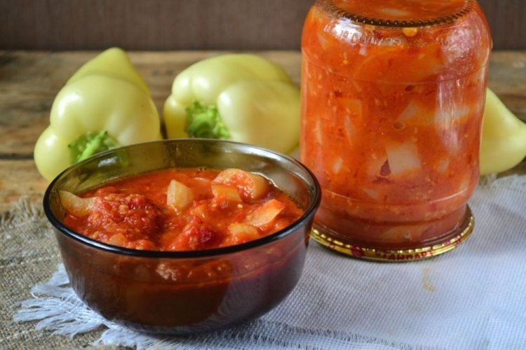 Pisto de calabacín y pimiento dulce con adzhika para el invierno