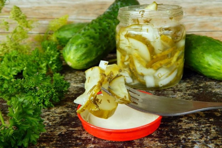Ensalada de pepino y cebolla con ácido cítrico