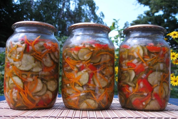 Ensalada de pepino, zanahoria, cebolla y pimiento morrón para el invierno