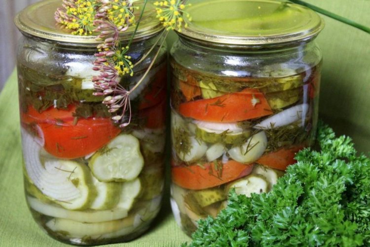 Ensalada de pepino, tomate y cebolla para el invierno