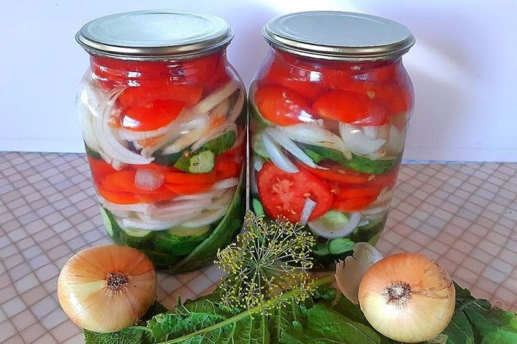 Ensalada de pepino, tomate y cebolla con ácido cítrico