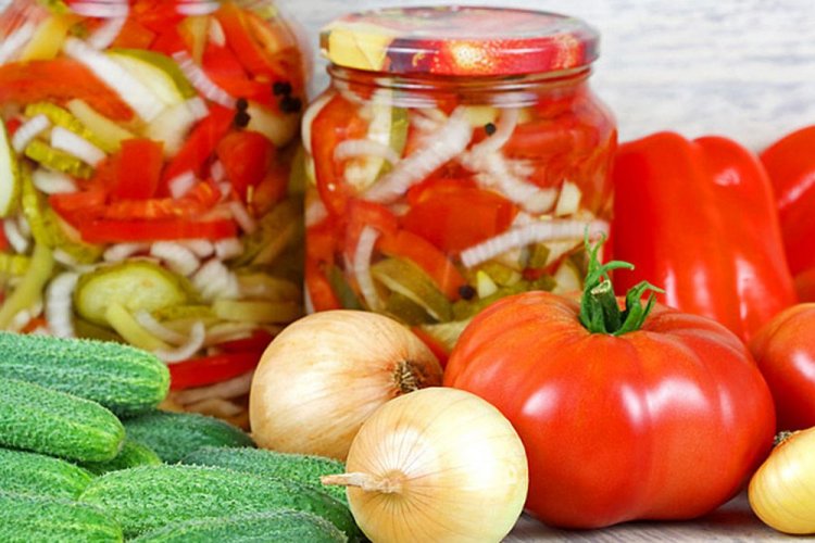 Ensalada de pepino, tomate, pimiento morrón y cebolla sin aceite