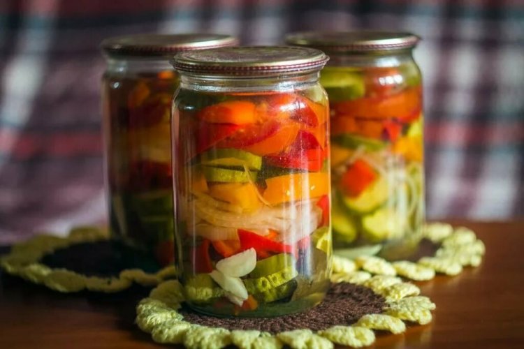 Ensalada de pepino, cebolla y tomate «Vegetal»